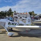 Los pilotos construyeron un pequeño avión biplaza, con una velocidad de unos 280 kilómetros por hora.