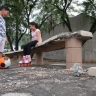 En escenarios como el de la imagen, los niños intentan jugar en algunos parques de la ciudad.