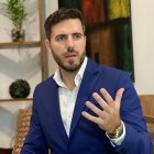 Fotografía cedida por Kayros Group del fundador y presidente de Kayros Group, Víctor López, mientras habla en Bogotá (Colombia).