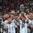 Los jugadores de Argentina levantan el trofeo que les consolida como los mejores del mundo.