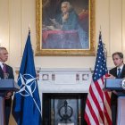 El secretario de Estado de EE.UU., Antony Blinken (d), y el secretario general de la OTAN, Jens Stoltenberg (i), sostienen una rueda de prensa conjunta, este 1 de junio de 2022, en Washington.
