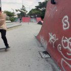 Deterioro. Los jóvenes crecen hoy haciendo deportes en parques donde más que juegos y árboles, hay grafitis.