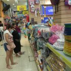 Compra. Los clientes ya buscan los regalos para los padres.