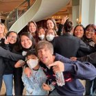 El cantante compartió con sus fans que estuvieron esperándolo por horas.