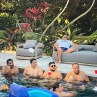 Reunión. Aleaga, segundo desde la izq., junto a Xavier Jordan, de barba rubia, quien está prófugo en Ecuador.