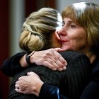 Amber Heard es consolada por su abogada, quien considera que la resolución envía "un mensaje horrible".