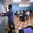 Un maestro imparte clases en un instituto de educación pública en Tegucigalpa, en una fotografía de archivo.