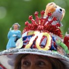 Donna Werner, una seguidora de la familia real británica, asiste a los aledaños de The Mall para celebrar el Jubileo de Platino de la Reina Isabel II, este martes en Londres, Reino Unido.