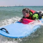El surf también tiene un espacio para las personas de capacidad diferente. Se dictará clases en la tabla adaptada.