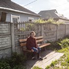 Efarova Malyna Semenivta, de 60 años, habla con la Agencia EFE en un aldea abandonada cerca del frente de batalla, el pasado 27 de mayo. EFE/Esteban Biba