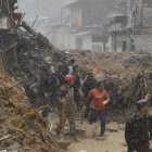 Bomberos, soldados del ejército y voluntarios trabajan en el área de un deslizamiento de tierra provocado por fuertes lluvias hoy, en el barrio Jardim Monteverde de la ciudad de Jaboatão dos Guararapes (Brasil).