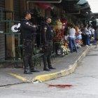 Los agentes policiales acudieron al lugar donde dos habían sido disparadas mientras desayunaban