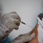 En la imagen de archivo, una persona recibe la segunda dosis de la vacuna Pfizer contra la covid-19.