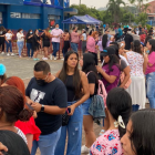 Con gran emoción, así hacen la fila quienes esperan ver el show de la colombiana esta noche en Guayaquil