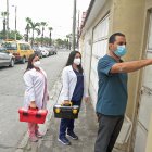 Atención. El doctor Mario Plaza toca la puerta en una casa del norte de Guayaquil para atender a un paciente.