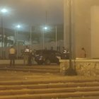 El vehículo finalmente se estrelló contra un monumento.