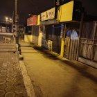 Afuera del local permanecían botellas de cerveza que habría bebido la víctima con su amigo