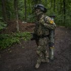 El soldado con pseudónimo "Vinin" carga con un lanzagranadas cerca de una trinchera en medio de un bosque en Ucrania. Tras más de cien días de guerra, en el frente los soldados ucranianos se mentalizan de que tendrán que seguir luchando para que las tropas rusas no vuelvan a avanzar hacia ciudades como Járkov