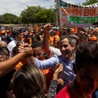 El líder opositor venezolano Juan Guaidó saluda hoy a sus seguidores durante una concentración opositora en Maracaibo, estado Zulia (Venezuela).