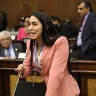 Bronca. Johanna Moreira, de ID, acusa de violencia a Nathalie Arias, de CREO. La verdad es que el comportamiento de ambas fue igual de vergonzoso