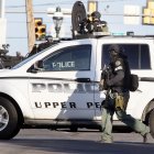 Filadelfia. Una unidad de la policía de esta ciudad estadounidense arriba a la zona donde ocurrió uno de los tiroteos,