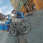 Consecuencias. Ciudadanos que se movilizan en sillas de ruedas necesitan obligadamente la ayuda de otras personas porque se quedan atrapados en la rampa de Lavayen y Olmedo. Esperan un arreglo inmediato.