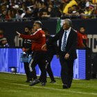 Gustavo Alfaro (d), entrenador de la selección ecuatoriana, durante el partido frente a su similar de México.