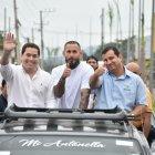 El artista marcial Marlon, Chito, Vera, junto a su hermano, quien también se llama Marlon, y el prefecto de Manabí, Leonardo Orlando, pieza clave del correísmo en esa provincia.