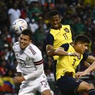Michael Estrada (11), delantero de Ecuador, tuvo que buscar pelota ante México a falta de pases claros.
