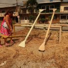 En uno de los parques de Sauces 2, la nieta de Silvia Lascano no puede divertirse porque los juegos infantiles están dañados. La abuela muestra el sube y baja que se ha desprendido de su estructura.