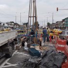 Obra. Al momento se inspecciona el sitio donde se levantará el puente.