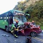 El auto liviano y el bus de transporte rural chocaron de frente en la carretera.