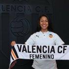La zaguera ecuatoriana Kerlly Real, con la camiseta del Valencia, mostrando una bufanda del club.