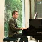 Alberto Acosta toca el piano todos los días como deleite personal y para liberar tensiones.