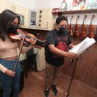 Contacto. Diego Adamus, profesor de piano, con uno de sus alumnos.