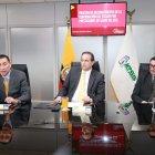 El 31 de mayo,  Francisco Cepeda (izq) y Nelson García (der), acompañados del ministro de Economía, Simón Cueva, celebraban el  reconocimiento del Gobierno de la deuda del Estado con el IESS por las prestaciones de salud