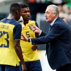 Gustavo Alfaro, entrenador de la Tri, conversa con Moisés Caicedo y José Cifuentes.