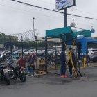 En el parqueo del hospital de acuerdo a un reporte de operativo policial se encontraron 3 vehículos y 18 ocupantes, donde también encontraron armas de fuego