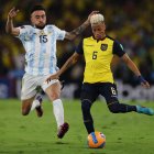 Nicolás González (i) de Argentina disputa el balón con Byron Castillo de Ecuador, en una imagen de archivo