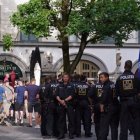 Otros cuatro seguidores de la selección inglesa terminaron arrestados por insultos a policías y orinar en la calle