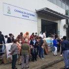 Un grupo de afiliados del IESS protesta en los exteriores del hospital Teodoro Maldonado Carbo por la falta de medicinas, equipos e insumos médicos para sus tratamientos.