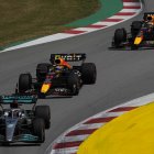 Los pilotos George Russell (i), de Mercedes, seguido por los pilotos de Red Bull Checo Pérez (c) y Max Verstappen (d) al inicio del Gran Premio de España de Fórmula Uno el pasado mes de mayo.