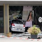 El coche que se chocó contra el escaparate de un comercio.