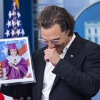 El actor Matthew McConaughey sostiene una foto de Alithia Ramirez, víctima del tiroteo en Uvalde (Texas), mientras habla en la Sala de Prensa de la Casa Blanca, en Washington (EE.UU.)