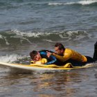 Cisco Araña dicta el campamento de surf inclusivo que se realiza en tablas especiales.