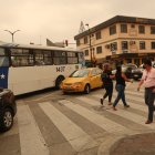 Cruzar las avenidas principales de la Alborada se ha vuelto un  peligro para los peatones, ya que los conductores no respetan las luces de los semáforos.