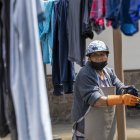 Rosa Guerra lava ropa en una de las piedras de la lavandería municipal del barrio La Magdalena, el 7 de junio de 2022, en Quito (Ecuador).