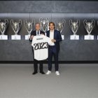 El presidente del Real Madrid, Florentino Pérez, sella la renovación del centrocampista croata Luka Modric hasta el 30 de junio de 2023