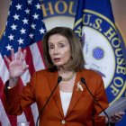 La presidenta de la Cámara de Representantes de Estados Unidos, Nancy Pelosi, habla en conferencia de prensa en el Capitolio, en Washington (EE.UU.), este 9 de junio de 2022