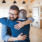 Si no ha logrado limar asperezas con su padre, aún está a tiempo